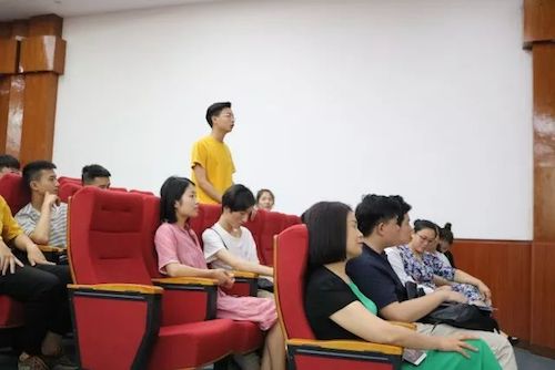 fun88乐天堂艺术家石叔诚与特邀艺术家顾平受邀于成都大学东盟艺术学院、音乐与舞蹈学院艺术实践周开展公开课
