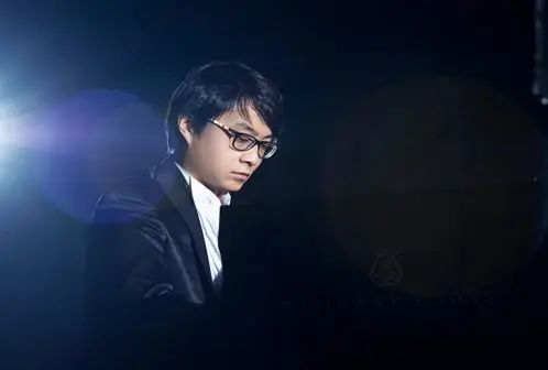宋思衡的“宅抗疫” | 挑战主播、筹集口罩、闭关作曲，这位取消了20场演出的钢琴家原来这么忙！